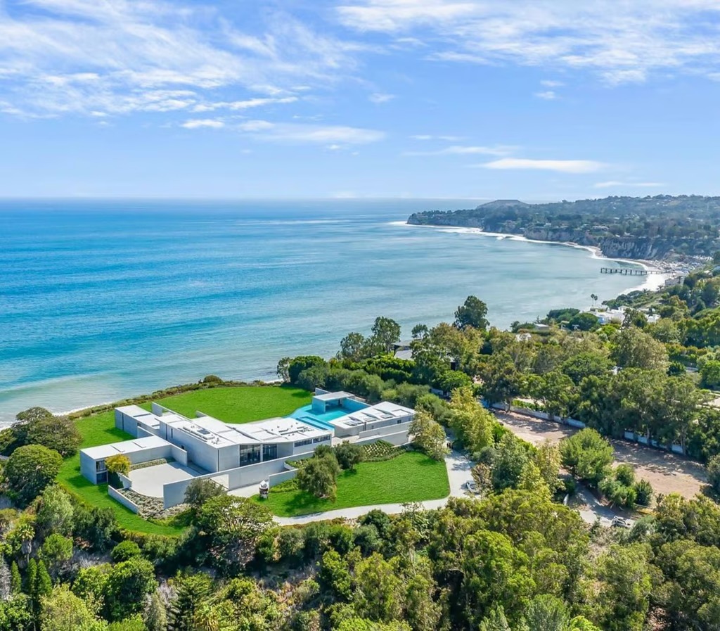 Роскошная резиденция королевы Бея в знаменитом квартале миллиардеров в Калифорнии